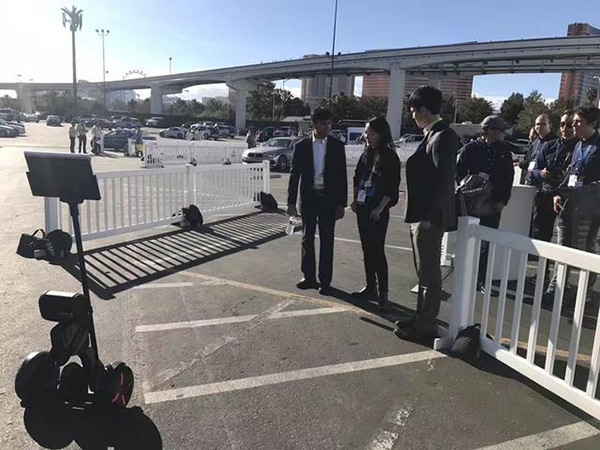 CES最萌機器人舉牌為寶馬自動駕駛車引路