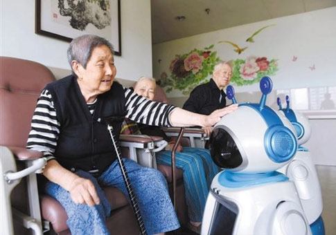 會說學逗唱還會測血壓血糖 這款重慶造機器人專陪老人