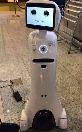 蕭山機場邊檢機器人：引導游客順利出行