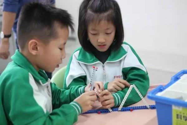 童程童美智能機器人編程課走進北京芳古園小學，和小朋友們一起感受拼插樂趣！