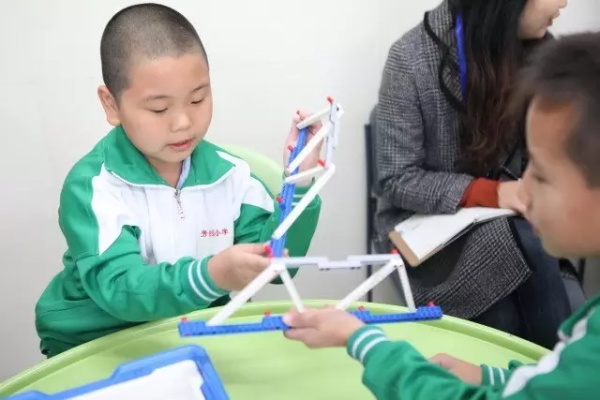 童程童美智能機器人編程課走進北京芳古園小學，和小朋友們一起感受拼插樂趣！