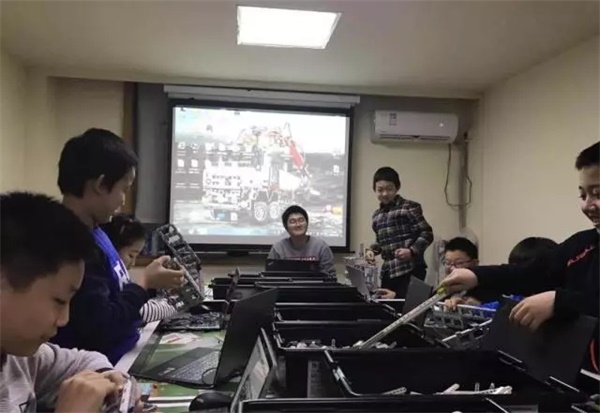 達(dá)內(nèi)童程童美202018年FLL工程挑戰(zhàn)賽集訓(xùn)火熱進(jìn)行中！